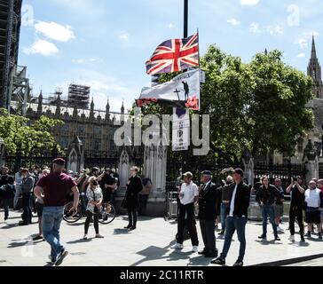 Londra 13 giugno 2020 i dimostranti di Londra provenienti da gruppi di estrema destra anti razzisti e BLM, sono stati tenuti ben separati da una grande presenza della polizia, mentre la maggior parte delle statue in Trafalgar Square Whitehall e piazza del parlamento sono stati tutti imbarcati per evitare che siano stati defaced o danni Paul Quezada-Neiman/Alamy Notizie dal vivo Foto Stock