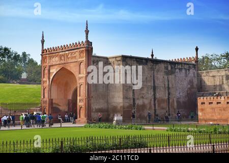 AGRA, INDIA - GENNAIO 28: Una folla di turisti visita Red Fort Agra il 28 Gennaio 2014 ad Agra, Utttar Foto Stock