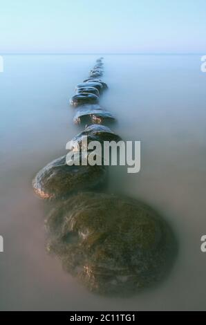 Costa del Mar Baltico con vecchio molo in legno fotografato a lunga esposizione Foto Stock