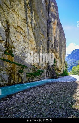 Lato est della gola del fiume Aare (Aareschlucht). La lunghezza della gola è di oltre 1 km, si trova tra Meiringen e Innertkirchen. Be Foto Stock