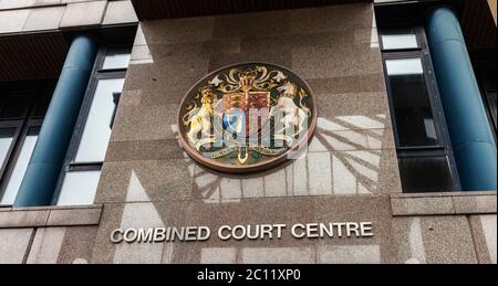Firma al Centro di corte Combinato a Middlesbrough, Inghilterra, Regno Unito Foto Stock