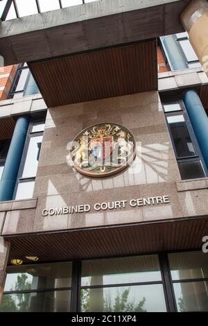 Firma al Centro di corte Combinato a Middlesbrough, Inghilterra, Regno Unito Foto Stock