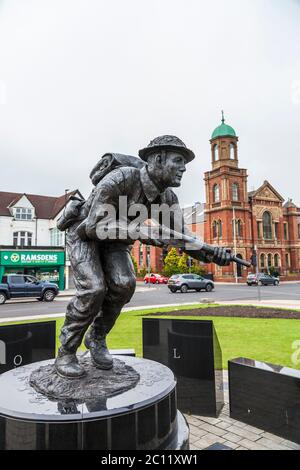 Statua di Stanley Elton Hollis,in Middlesbrough,l'Inghilterra,UK.Ha vinto il solo Victoria Cross assegnato su D GIORNO (6 giugno 1944) Foto Stock