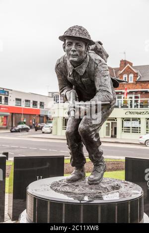 Statua di Stanley Elton Hollis,in Middlesbrough,l'Inghilterra,UK.Ha vinto il solo Victoria Cross assegnato su D GIORNO (6 giugno 1944) Foto Stock