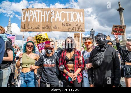 Londra, Regno Unito. 13 Giugno 2020. La marcia lo fa fino a Trafalgar Square prima che la polizia lo arresti - nonostante una cancellazione ufficiale centinaia di manifestanti di materia Black Lives ancora rispondono alla morte di George Floyd, a Minneapolis la settimana scorsa, Marciando su Westminster dopo essersi radunati ad Hyde Park come parte di una giornata di azione contro la discriminazione. L'afroamericano di 46 anni è stato girato come un ufficiale bianco della polizia inginocchiato sul collo per quasi nove minuti. Il "blocco" dei morti continua per l'epidemia di Coronavirus (Covid 19) a Londra. Credit: Guy Bell/Alamy Live News Foto Stock