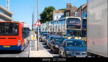 Brighton UK 13 giugno 2020 - traffico congestionato in città come migliaia di persone prendono parte al Black Lives materia anti razzismo protesta rally attraverso Brighton oggi . Ci sono state proteste in tutta America , Gran Bretagna e altri paesi dalla morte di George Floyd mentre è stato arrestato dalla polizia a Minneapolis il 25 maggio : Credit Simon Dack / Alamy Live News Foto Stock