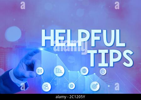 Nota di scrittura che mostra suggerimenti utili. Il concetto aziendale di consulenza per l'assistenza aiuta a fornire assistenza e suggerimenti rapidi Foto Stock