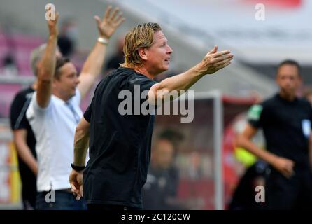 Colonia, Germania. 13 Giugno 2020. Calcio: Bundesliga, 1° FC Colonia - 1° FC Union Berlino, 31° incontro al RheinEnergieStadion. Il coach di Colonia Markus Gisdol reagisce ai margini. Credito: Martin Meissner/AP/Pool/dpa - NOTA IMPORTANTE: In conformità con le norme del DFL Deutsche Fußball Liga e del DFB Deutscher Fußball-Bund, è vietato sfruttare o sfruttare nello stadio e/o nel gioco le fotografie scattate sotto forma di sequenze di immagini e/o serie di foto di tipo video./dpa/Alamy Live News Foto Stock