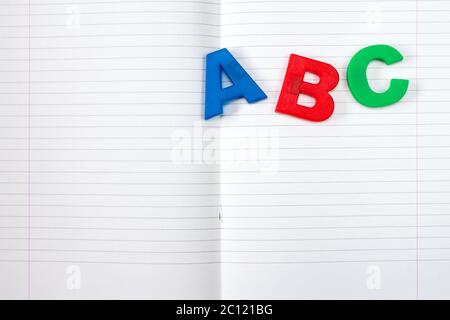 Libro di esercitazione allineato e lettere ABC Foto Stock