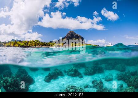 Oceano blu e le Morne montagna a Mauritius. Foto Stock