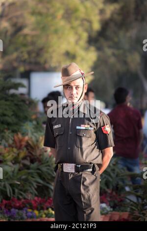 Un soldato dell'esercito sotto il memoriale di guerra dell'India Gate che indossa l'uniforme durante la cerimonia serale che protegge la proprietà del governo indiano. Foto Stock