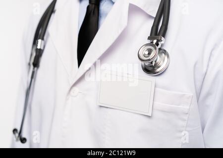 Luminose ravvicinata di un medico di sesso maschile con uno stetoscopio Foto Stock