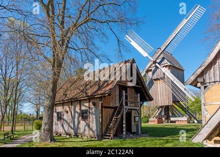 Mulino a vento di legno a Rethem, bassa Sassonia, Germania Foto Stock