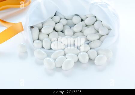 gruppo di confetti su fondo bianco Foto Stock