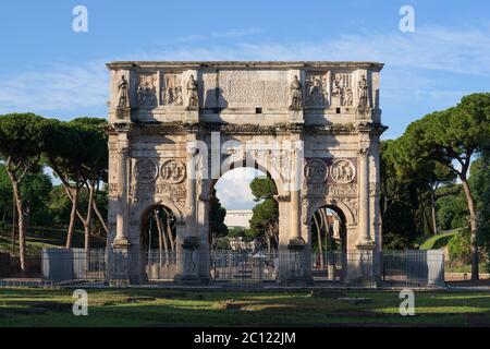 L'Arco di Costantino, un famoso arco trionfale dell'Impero Romano, accanto all'anfiteatro Colosseo di Roma Foto Stock