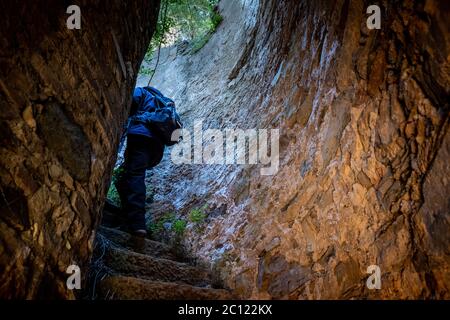 Il colle Segalari conserva i resti di un antico mulino lungo il percorso verso Castagneto Carducci, nel cuore della Maremma livornese, al centro Foto Stock