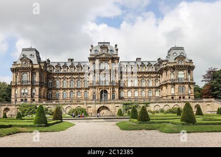 Bowes Museum, Barnard Castle, County Durham, Regno Unito. 13 giugno 2020. Regno Unito Meteo. I visitatori del Bowes Museum potranno fare una passeggiata in un po' di piacevole sole estivo oggi dopo che i giardini del museo sono stati riaperti seguendo le ultime linee guida governative su Covid-19. Mentre il museo è ancora chiuso, i visitatori possono visitare i giardini tra le 10:30 e le 16:45. Credit: David Forster/Alamy Live News Foto Stock