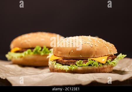 Hamburger di fresco su sfondo marrone Foto Stock