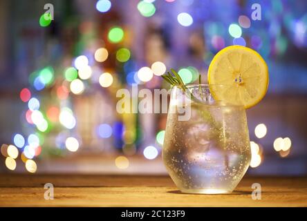 Il gin tonic cocktail Foto Stock
