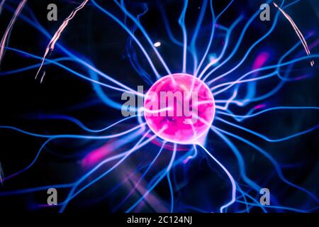 Palla al Plasma i raggi nel buio Foto Stock