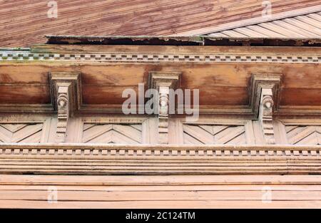decorazioni artistiche e classica casa in legno antica. motivi triangolari legno texture colore mattone. Foto Stock