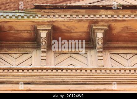 decorazioni artistiche e classica casa in legno antica. motivi triangolari legno texture colore mattone. Foto Stock