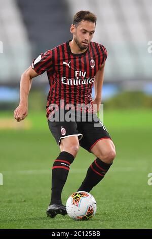 Torino, Italia. 12 giugno 2020. Partita giocata dietro porte chiuse coronavirus emergenza pictured hakan calhanoglu Credit: Agenzia indipendente di foto / Alamy Live News Foto Stock