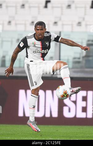 Torino, Italia. 12 giugno 2020. Partita giocata dietro porte chiuse coronavirus emergenza pictured Douglas Costa Credit: Agenzia indipendente di foto / Alamy Live News Foto Stock