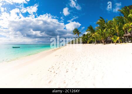 Splendida vista sull'isola tropicale di Mauritius. Oceano, sabbia bianca, palme e cielo Foto Stock
