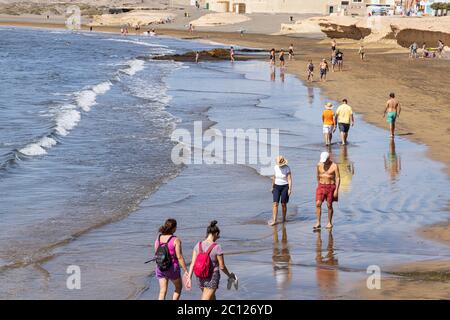 I residenti locali che camminano sulla sabbia hanno la spiaggia a se stessi mentre il tempo si fa salire per l'estate. Fase 3 de-escalation del covid 19, stato di emergenza del virus corona in atto. L'aeroporto è ancora chiuso al turismo e non è previsto di ricevere voli turistici fino al 1 ° luglio. El Medano, Tenerife, Isole Canarie, Spagna. 13 Giugno 2020. Foto Stock