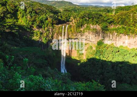 Vista aerea della cascata di Chamarel nella giungla tropicale di Mauritius Foto Stock