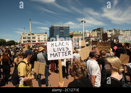 Brighton, Regno Unito. 13 Giugno 2020. La Black Lives Matter protesta silenziosa su Madeira Drive sul lungomare di Brighton seguita da una marcia attraverso la città. Credit: Rupert Rivett/Alamy Live News Foto Stock