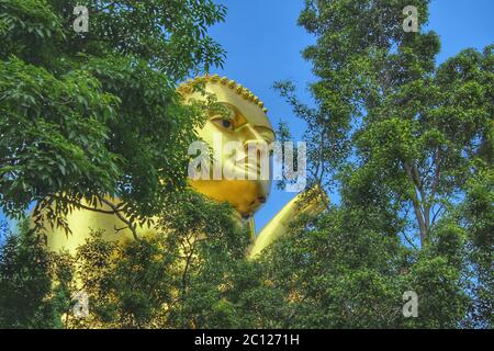 Statua del Buddha del Signore d'Oro in Sri Lanka Foto Stock