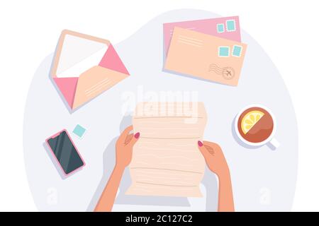 Una lettera in mani di donna, tiene e legge una lettera. Buste, francobolli, smartphone e tè al limone sul tavolo. Corrispondenza Illustrazione Vettoriale
