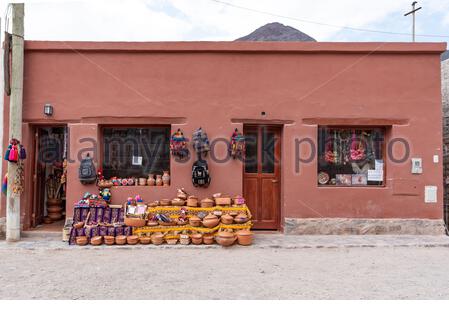 Apurmamarca, Jujuy / Argentina - Settembre 2019: Vendite di artigianato a Purmamarca Foto Stock