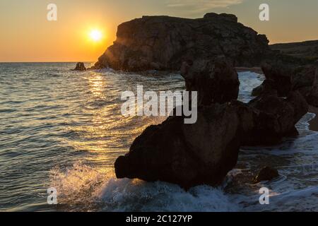 Sole sorge sul Mare di Azov generali sulla spiaggia. Regionale Karalar landscape park in Crimea. Foto Stock