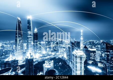 Paesaggio urbano e la skyline di Shanghai al crepuscolo Foto Stock