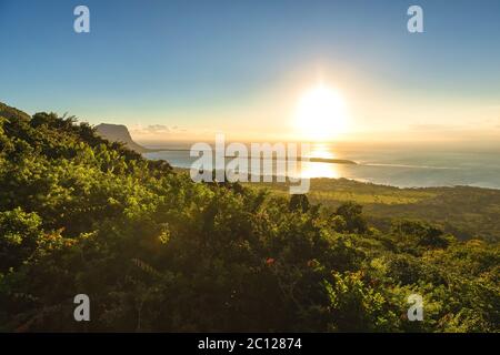 Vista della montagna di le Morne Brabant e la laguna al tramonto a Mauritius. Foto Stock