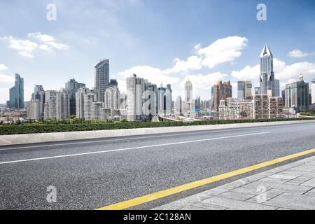 Paesaggio urbano e la skyline di Shanghai da strada vuota Foto Stock