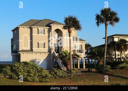 GALVESTON ISLAND, TEXAS, USA - 9 GIUGNO 2018: Sunlit casa vacanza fronte oceano sull'isola di Galveston. Proprietà immobiliare sulla costa del Golfo del Texas. Foto Stock