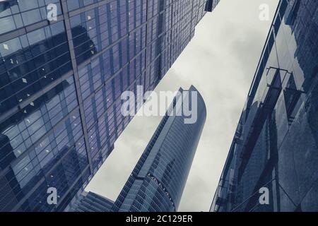 Vetro moderno sagome di grattacieli in città Foto Stock