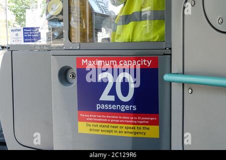 Londra, Regno Unito. 13 Giugno 2020. Nuove misure di trasporto per Londra negli autobus di Londra. TFL ha introdotto nuovi limiti sul numero di persone ammesse sugli autobus. 20 persone sono ammesse a bordo, in un dato momento, su autobus a due piani. sono ammesse da 6 a 10 persone sugli autobus più piccoli a un solo ponte. Credit: Marcin Rogozinski/Alamy Live News Foto Stock