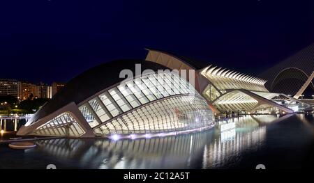 Il teatro emisferico Imax si è illuminato di notte, il parco scientifico, Valencia, Spagna. Foto Stock