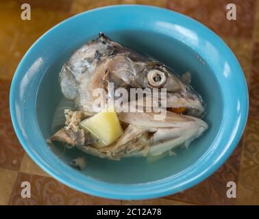 Orecchio in una piastra con testa di pesce rosso. Foto Stock