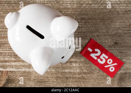 Piggy-bank con tag di sconto o vendita Foto Stock