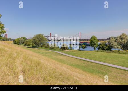 Duisburg-Baerl - Vista a Casa-Knipp-Railway-Bridge prende il nome da un ex sedile Noble, Nord Reno Westfalia / Germania Foto Stock