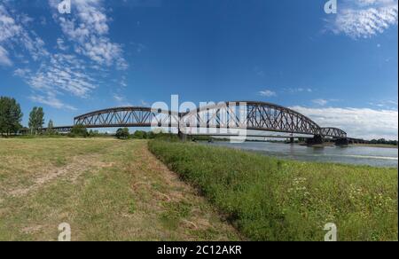 Duisburg-Baerl - Vista a Casa-Knipp-Railway-Bridge prende il nome da un ex sedile Noble, Nord Reno Westfalia / Germania Foto Stock