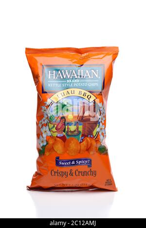 IRVINE, CALIFORNIA - 25 MAGGIO 2020: Una borsa di patate hawaiane marca bollitore stile Luau barbecue chips Foto Stock