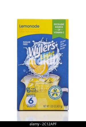 IRVINE, CALIFORNIA - 16 MAGGIO 2020: Un pacchetto di Wylers Light Lemonade Mix. Foto Stock