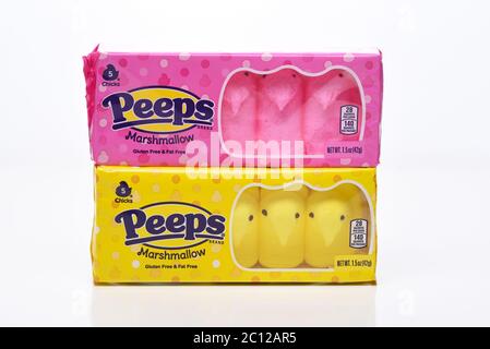 IRVINE, CALIFORNIA - 20 APRILE 2020: Due pacchetti di pulcini Marshmallow Peps per le varietà di Pasqua, giallo e Rosa. Foto Stock
